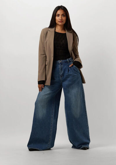 Een outfit met een blazer in een casual look